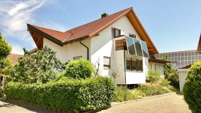 Zwei-Familienhaus mit schönem Garten in absolut ruhiger Lage zu verkaufen.