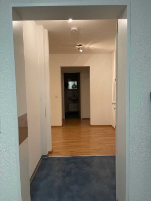 Universität/KIT-Nähe: Schöne 2- Zimmer Wohnung mit Balkon und Küche