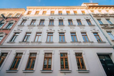 Außen Gründerzeit & Innen Neubau I 2 Zimmer I Einbauküche I modernes Tageslichtbad mit Wanne
