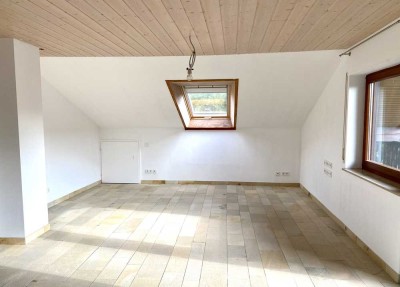 Erstbezug nach Modernisierung: schöne 3,5-Zimmer-DG-Wohnung mit Einbauküche und Balkon in Kfurt