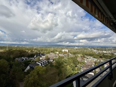 4 Zi.-Wohnung mit sensationellem Panoramablick bis in den Taunus. Frisch renoviert!