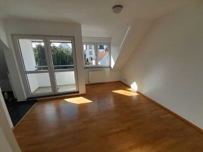 Ruhige und helle Zweizimmer-Dachgeschosswohnung mit Balkon