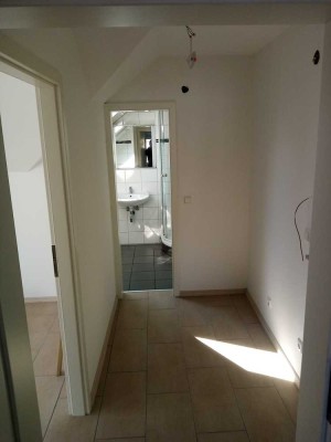 Erstbezug nach Sanierung: Freundliche 2-Raum-Dachgeschosswohnung in Wolfsburg