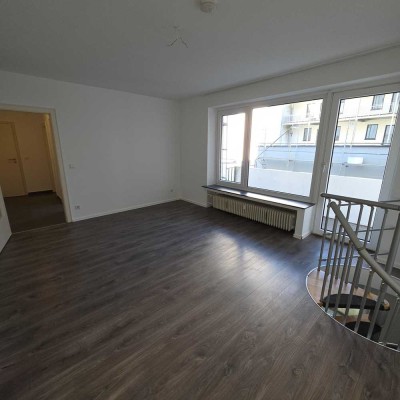 Moderne 2 Zimmer Maisonettewohnung mit Terrasse und Balkon !