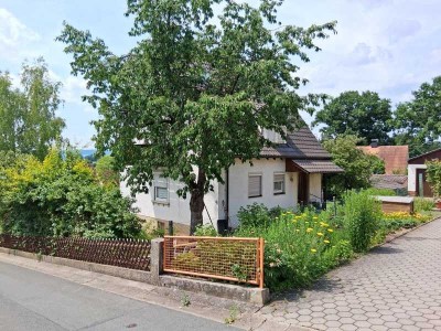 Gepflegtes Haus im Grünen mit Hanggrundstück