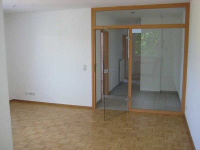 Interessante 1-R.-Wohnung mit Balkon, gr. Küche u. Tiefgarage