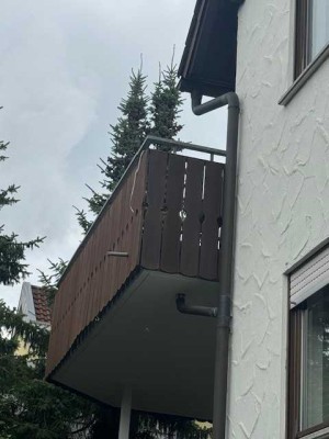 Gepflegte 3 Zimmer DG Wohnung mit Balkon und Einzelgarage in 71139 Ehningen