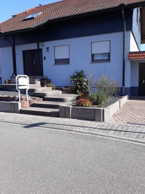 Charmantes freistehendes Mehrfamilienhaus in exklusiver Ortsrandlage