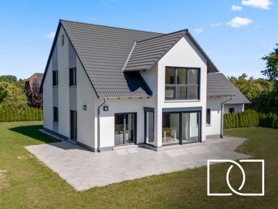 Hochwertiger Neubau! Energieeffizientes Architektenhaus mit Privatsphäre auf großem Grundstück