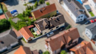 Haus nutzbar als Ein- oder Zweifamilienhaus mit großer Garage und schönem kleinen Garten in Astheim
