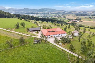 PANORAMABLICK ZUM VERLIEBEN!Traditioneller Vierkanthof in Premium-Alleinlage - Nähe Gmunden!