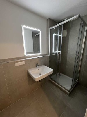 Top saniert 2025: Moderne 1-Raum-Wohnung leerstehend mit Balkon, EBK & TG Freital-Wurgwitz Privat