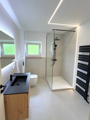 Komplett sanierte 3-Zimmerwohnung mit Balkon & Stellplätzen - Neubaustandard, provisionsfrei!