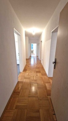 Neu renovierte 4-Zimmer-Wohnung mit Balkon in bester Lage von Hof!