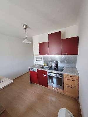 * Single / Pärchen-Wohnung / 2er WG in zentraler Lage: 2 extra Zimmer - Wohnküche - nebst NEUER TU *