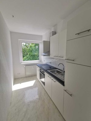 geräumig geschnittene 2-Raumwohnung in zentraler Lage mit moderner, neuer Einbauküche