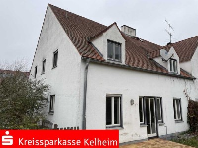 renovierungsbedürftiges Reiheneckhaus mit Garage und Stellplatz in Tegernbach bei Au/Hallertau