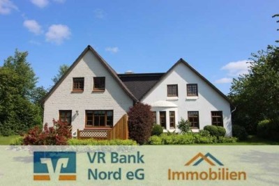 Zweifamilienhaus auf großem Grundstück in Alleinlage