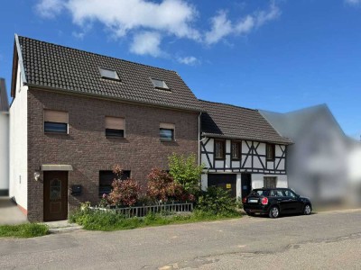 Sanierungsbedürftiges Wohnobjekt mit zwei Häusern und Nebengebäuden in Gelsdorf