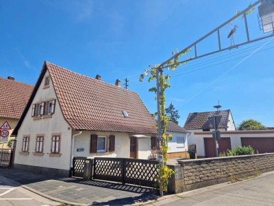 Einfamilienhaus, 5 Zimmer, Küche, Bad. 2Garagen,500qm Grundstück ! Pool  möglich!