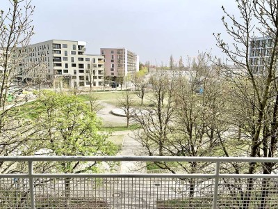 Modernisierte 4 Zimmer-Wohnung mit großem Balkon, Küche und Parkplatz / WG geeignet