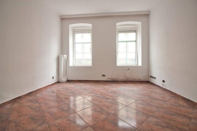 Kurzzeitvermietung möglich | Sanierungsbedürftige 1-Zimmer-Wohnung mit WC angrenzend | Hochparterre