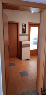 Attraktive 2-Zimmer-Dachgeschosswohnung mit 2 Balkonen und Einbauküche und Garage in Mintraching