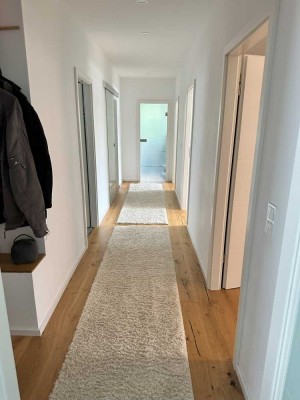 Großzügige 5-Zimmer-Wohnung im Bungalow-Stil mit riesiger Dachterrasse