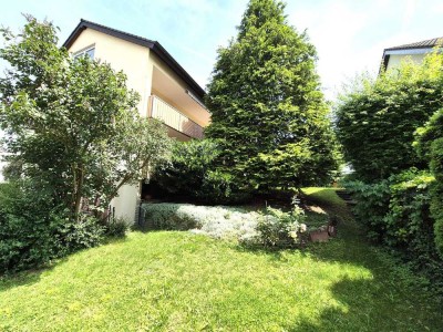 **Zweifamilienhaus mit Garten und Doppelgarage in familienfreundlicher Lage**