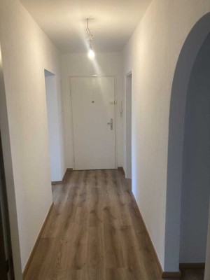 Sehr ruhige kernsanierte 3 Zi Gartenwohnung mit Balkon+Garten