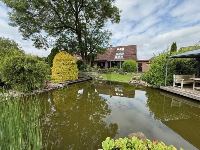 LICHTDURCHFLUTET MIT PARKÄHNLICHEM GARTEN