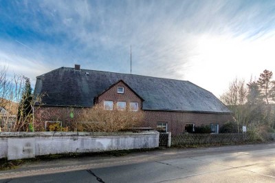 Großzügiges Wohnhaus mit Scheune und Garage auf großem Grundstück