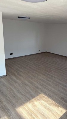Traumhafte 2 Zimmer Dachgeschosswohnung mit großem Garten & Garage – ab sofort verfügbar!