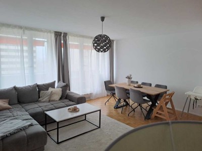 Sanierte, helle 3 Zimmer Wohnung (8.OG) mit Aufzug