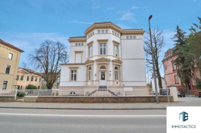 schöne 2 Zimmer Wohnung in sanierter denkmalgeschützter Stadtvilla!