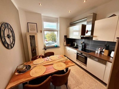 Kernsanierte Altbauwohnung mit Einbauküche und hohen Decken