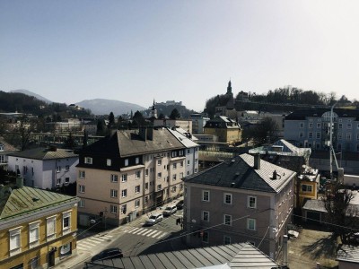 Hippe 3 Zi Dachgeschosseckwohnung mit Loggia - über den Dächern von Salzburg Mülln - nahe LKH