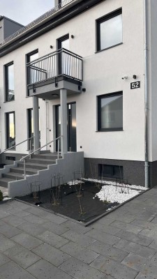 Haus mit 6 Zimmern und Einbauküche in Berlin . Großzügiger Garten 
mit Pool.