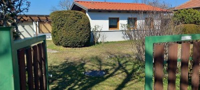 Kleines Einfamilienhaus mit Garage und großem Grund