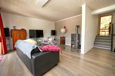 Attraktives Einfamilienhaus mit toller Aussicht, überdachter Terrasse, Balkon und Garten