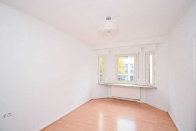 Vollständig renovierte Drei-Zimmer-Altbauwohung mit Balkon!