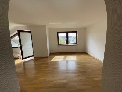 Wunderschöne DG-Wohnung mit Balkon und EBK in begehrter und ruhiger Wohnlage von Pforzheim