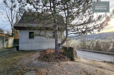 Einfamilienhaus mit großem Grundstück wartet darauf, von Ihnen wieder zum Leben erweckt zu werden!
