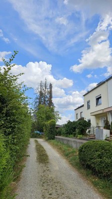 Familienfreundliches RMH in bester Lage mit sonnigem Garten und großer Einzelgarage, **sofort frei**