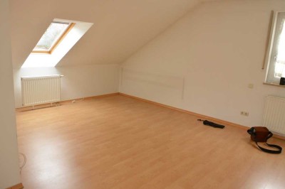 Stilvolle 1-Zimmer-DG-Wohnung im betreuten Wohnen mit Einbauküche in Augsburg-Bärenkeller