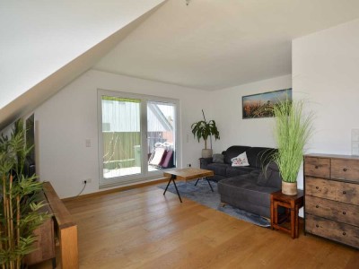 Wohnen am Schloss: 3-Zimmer-Wohnung mit über 112 m² nutzbarer Fläche und 30 m² Garten