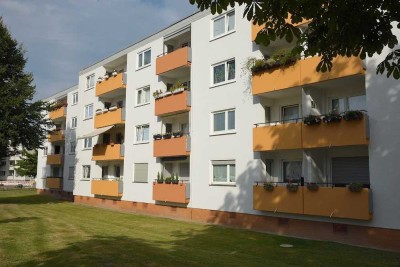 Frisch renoviert! Sonnig, helle 3-Zimmer-Wohnung mit großem Balkon und grüner Aussicht