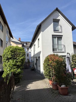 6-Zimmer-Einfamilienhaus mit geh. Innenausstattung und EBK nähe U5.