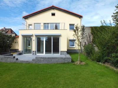 *2 Häuser * 4 Wohnungen * Vorderhaus vermietet * Hinterhaus mit 2 großen Wohnungen freigestellt *