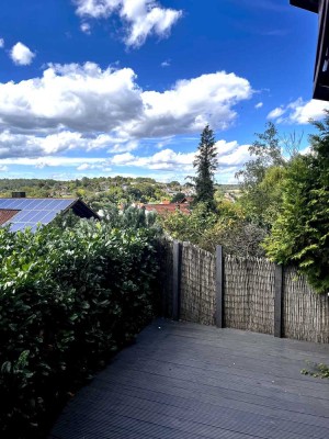 In bester Aussichtslage: Geschmackvoll renovierte 2-Zi.-Terrassen-Wohnung m. Garten, EBK, Stellplatz
